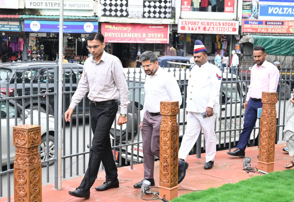 जिलाधिकारी सविन बंसल की पहल पर 11 प्रमुख जंक्शनों पर लगीं ट्रैफिक लाइटें, सड़क सुरक्षा हुई और मजबूत