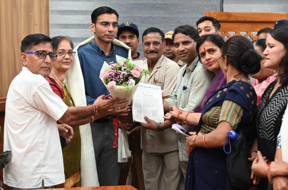 भू-कानून अभियान के सदस्यों ने किया जिलाधिकारी देहरादून को सम्मानित