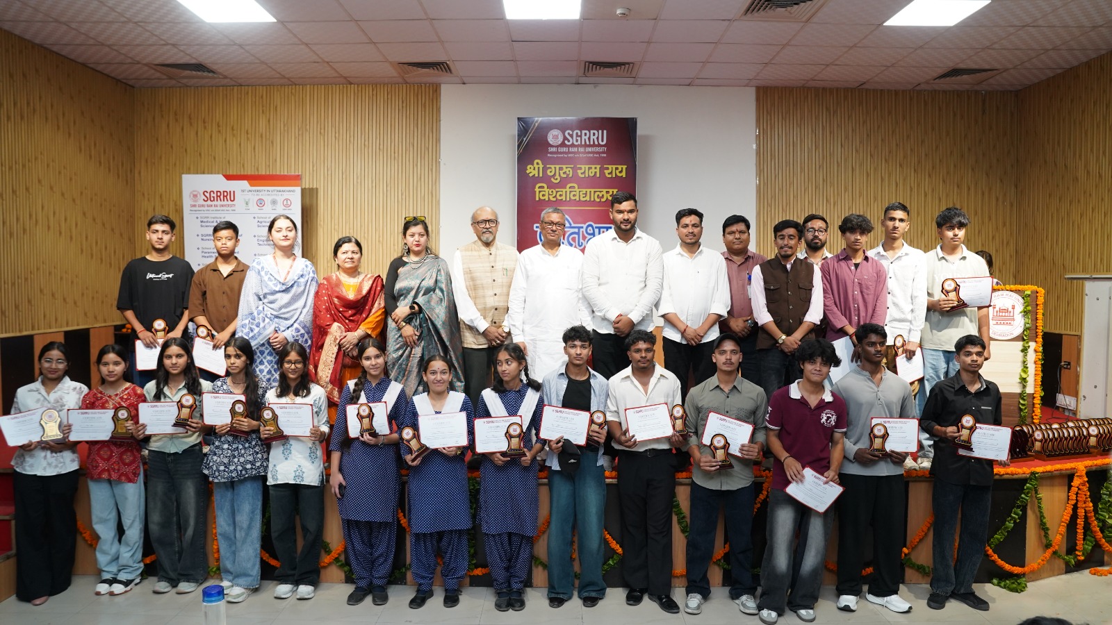 श्री गुरु राम राय विश्वविद्यालय  ने किया टॉपर्स का सम्मान